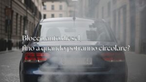 Una macchina che emette molto fumo accompagnata dalla scritta: "Blocco auto diesel, fino a quando potranno circolare?"