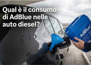 Consumo di AdBlue nelle auto diesel: persona rabbocca il serbatoio con tanica blu e imbuto